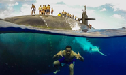 Choáng ngợp cảnh thủy thủ Mỹ bơi cạnh tàu ngầm hạt nhân
