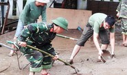 Bộ đội, công an lội bùn, lội suối giúp dân khắc phục mưa lũ