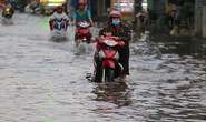 TP HCM: Mưa như trút nước, đường ngập sâu, xe chết máy la liệt