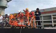 Khẩn trương đưa 2 thuyền viên nước ngoài vào bờ cấp cứu