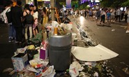 Rác ngập ở trung tâm TP HCM sau màn pháo hoa đón năm mới