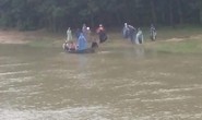 Kinh hoàng thanh niên mang thi thể cô gái trẻ thả trôi sông