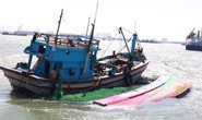 Ngư dân Bình Định cứu 2 người nước ngoài gặp nạn trên biển