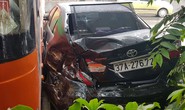 Xe khách tông ôtô Camry dập nát, nhiều hành khách hoảng sợ