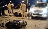 Xe Toyota Innova lấn làn, tông 2 xe máy, 4 người nguy kịch