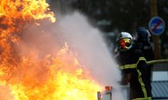 Nước Pháp rực lửa: Biểu tình tuần thứ 10, mang cả quan tài xuống đường