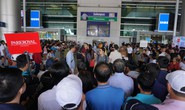 Ngàn người vật vạ ở sân bay Tân Sơn Nhất chờ đón Việt kiều