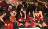Vũ nữ múa khiêu dâm và hơn trăm dân bay chạy tán loạn