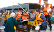 Tiểu thương chợ nổi Cái Răng phấn khởi khi được phó chủ tịch tặng quà Tết
