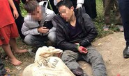 Người dân vây bắt 2 nam thanh niên trộm chó