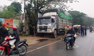 Tông vào xe tải đỗ bên đường lúc mưa phùn, người phụ nữ đi xe máy tử vong