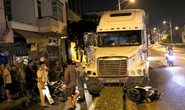 VIDEO: Bàng hoàng xe container mất lái  tông văng 2 xe máy ở trung tâm TP HCM