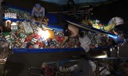 Không hôi của, 30 người dân lao mình xuống sông cứu hàng hóa trên tàu đang chìm