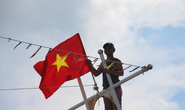 Ngư dân cửa biển Sông Đốc được tiếp thêm sức mạnh từ những lá cờ Tổ quốc