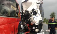 Xe tải tông trực diện xe khách giường nằm, 1 người chết, 15 người bị thương