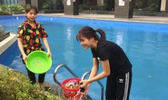 Thiếu nước sạch do nhiễm dầu, người dân Hà Nội phải giặt quần áo ở bể bơi