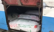 Dùng xe khách vận chuyển gần nửa tấn mỡ động vật không rõ nguồn gốc