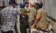 TP HCM: Tạm giữ mẹ và cha dượng bé gái bị dí tàn thuốc đang cháy vào người