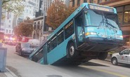 Xe buýt bị nuốt xuống hố sâu giữa trung tâm thành phố