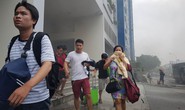 Nhiều người ôm tài sản tháo chạy khi khu dân cư bốc cháy