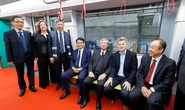 Thường trực Ban Bí thư Trần Quốc Vượng lên đoàn tàu đầu tiên của tuyến đường sắt Nhổn-Ga Hà Nội