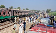 Bà hỏa viếng xe lửa đang chạy, ít nhất 73 người tử vong