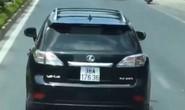 Xe sang Lexus nghênh ngang không nhường đường cho xe chữa cháy đi làm nhiệm vụ