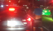 Nam thanh niên thản nhiên tiểu bậy giữa đường khi xe ô tô dừng đèn đỏ