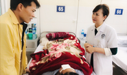 Nam thanh niên mù một mắt khi đốt vàng mã, hoá đồ cho bà ngoại vừa qua đời