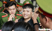 Bị tuyên phạt 10 năm 6 tháng tù, Khá “Bảnh” nhìn người thân cười lúc rời tòa