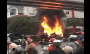 Xe Mercedes tông nhiều xe máy trên phố rồi bốc cháy dữ dội, 1 người tử vong tại chỗ