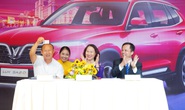 Thầy Park khoe bằng lái xe ở Việt Nam trong ngày được VinFast tặng xe mới