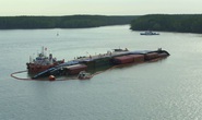 Gay cấn tàu chở container chìm ở TP HCM