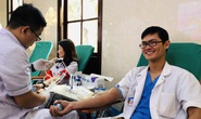 Trước khi vào phòng mổ, nhiều bác sĩ vẫn hào hứng hiến máu cứu người bệnh