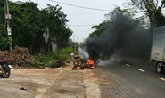 Hẹn nhau huyết chiến, trai làng chém đối thủ bị thương rồi châm lửa đốt luôn xe máy