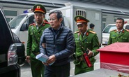 Sáng nay, 2 nguyên bộ trưởng Nguyễn Bắc Son và Trương Minh Tuấn được đưa đến tòa bằng xe đặc chủng