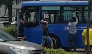 Vụ nhóm côn đồ đập phá xe buýt: Triệu tập 1 trong 8 đối tượng