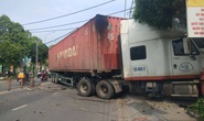 Kinh hoàng xe container san phẳng dải phân cách rồi lao vào cửa hàng ở TP HCM