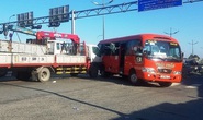 Xe tải cẩu tông xe khách, nhiều người bị thương tại TP HCM