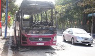 Đang đậu, xe khách giường nằm bất ngờ cháy trơ khung