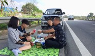 Phạt 5,5 triệu đồng, tước bằng 2 tháng tài xế tổ chức ăn uống trên đường cao tốc