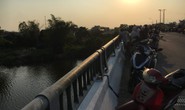 Nam thanh niên nhảy sông mất tích, để lại balo trên cầu Tứ Câu