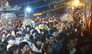 Cảnh vạn người chen nhau đến ngộp thở đêm khai ấn Đền Trần