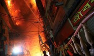 Không chạy được do kẹt xe, gần 70 người chết thảm trong đám cháy
