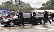 Dàn cận vệ chạy theo xe, đưa Chủ tịch Kim Jong-un rời ga Đồng Đăng