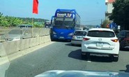 Tài xế xe khách chạy ngược chiều trên Quốc lộ 1A bị phạt 1 triệu đồng