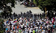 Mất điện sang ngày thứ ba, biểu tình lớn chực chờ Venezuela