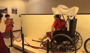 Du khách Trung Quốc ngang nhiên ngồi lên hiện vật ở Bảo tàng Đà Nẵng