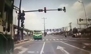 TP HCM: Xe buýt vượt đèn đỏ khiến xe ben suýt gây tai nạn kinh hoàng