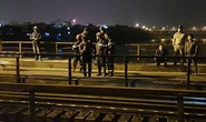 Tàu hỏa tông người đi bộ trên cầu Long Biên văng xuống sông Hồng mất tích